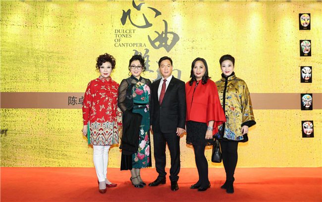 從左至右：中國(guó)戲劇梅花獎(jiǎng)得主曾慧，國(guó)家一級(jí)演員陳韻紅，陳卓林陸倩芳伉儷，廣東省戲劇家協(xié)會(huì)第十屆副主席蔣文端